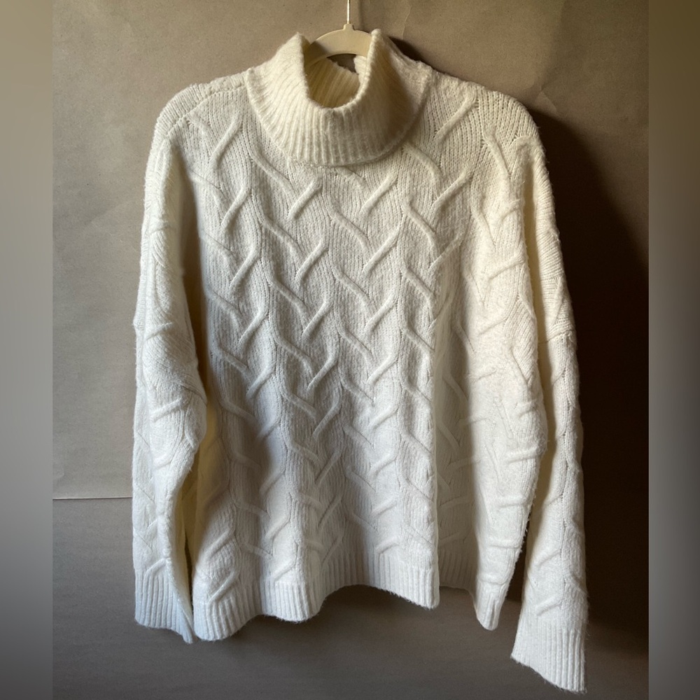 Wonderly sweater. NWT. White Chunky Knit Turtleneck. Size XL